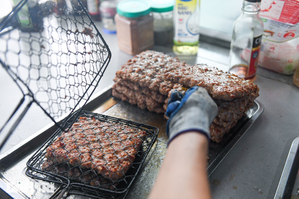 Bún chả chỉ một miếng chả giá 40.000 đồng ở Hà Nội, ngày bán 400 suất - 6