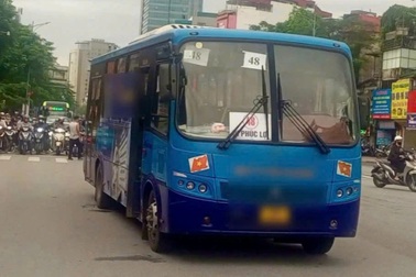 Xác định nguyên nhân vụ người phụ nữ mắc kẹt dưới gầm xe buýt ở Hà Nội