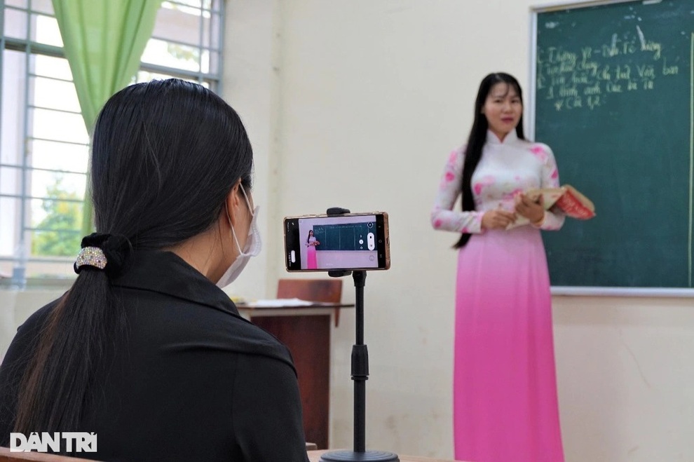 Cô giáo trường làng làm Youtuber giúp trò tiếp thu tốt hơn khi học online - 1 Cô giáo trường làng làm Youtuber giúp trò tiếp thu tốt hơn khi học online - 1