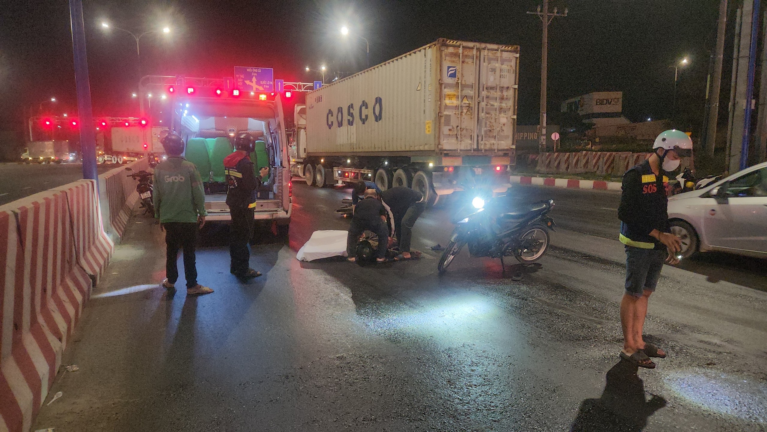 CSGT và người dân trắng đêm khắc phục dầu nhớt đổ trên đường - 9