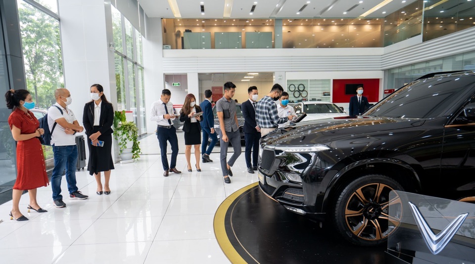 Khách hàng trầm trồ khi tận mắt chiêm ngưỡng “bom tấn” VinFast President - 1 Khách hàng trầm trồ khi tận mắt chiêm ngưỡng “bom tấn” VinFast President - 1