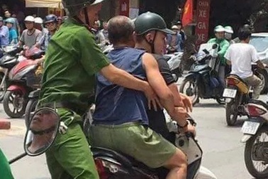 Hà Nội: Người đàn ông đập chai bia làm "vũ khí" đâm công an