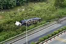 Xe đầu kéo container lao xuống bãi cỏ trên đường dẫn cao tốc ở TPHCM