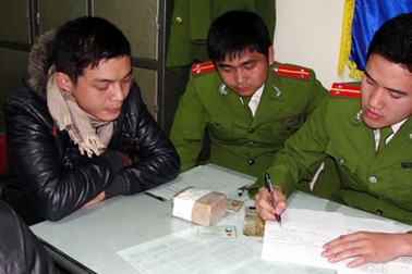 Hà Nội: Bắt đối tượng vận chuyển vàng lậu ở bến xe Nước ngầm