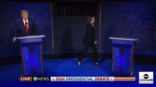 Bà Harris bắt tay ông Trump trong lần gặp đầu gặp trực tiếp