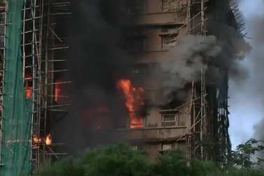 Hiện trường vụ cháy chung cư ở Hong Kong