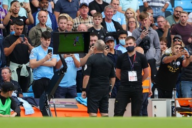 VAR "cứu" mỗi đội một lần, Man City chia điểm với Southampton