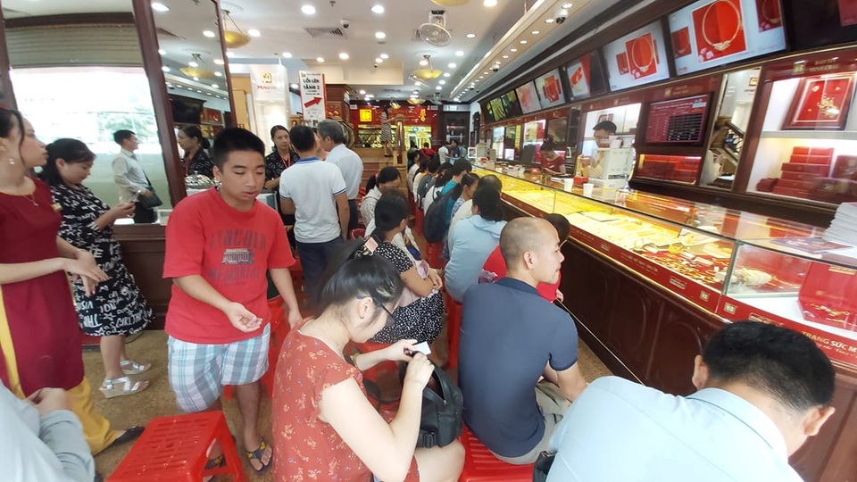 Giá vàng tăng dựng đứng: Xếp hàng chờ mua 15 phút mất gần chục triệu đồng - 2 Giá vàng tăng dựng đứng: Xếp hàng chờ mua 15 phút mất gần chục triệu đồng - 2