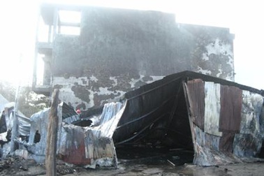 Cháy xưởng sản xuất do rơi que hàn điện