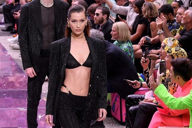 Bella Hadid diện áo gợi cảm khoe eo thon