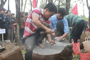 Đàn ông trai tráng hăm hở đi thi... chẻ đá
