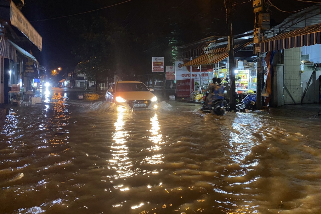 Nước xiết đổ về Nha Trang, người dân chạy lũ trong đêm - 1 Nước xiết đổ về Nha Trang, người dân chạy lũ trong đêm - 1