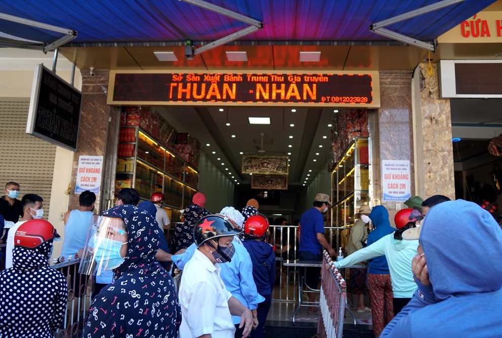 Người dân chen chúc mua bánh trung thu, chủ tiệm phải lập rào chắn - 2 Người dân chen chúc mua bánh trung thu, chủ tiệm phải lập rào chắn - 2
