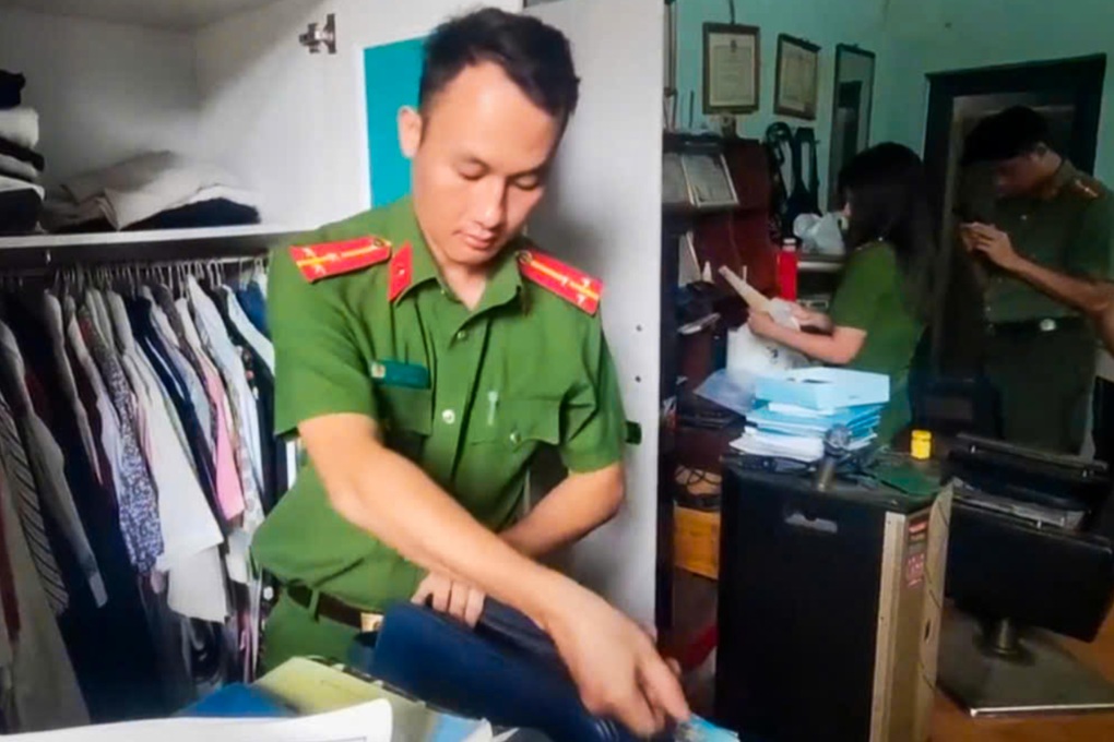 Khám xét nhà của đối tượng chuyên kêu gọi từ thiện ở Điện Biên - 1 Khám xét nhà của đối tượng chuyên kêu gọi từ thiện ở Điện Biên - 1