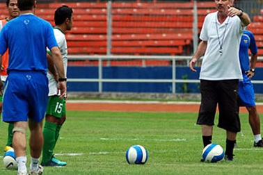 HLV A. Riedl tái ngộ bóng đá Lào