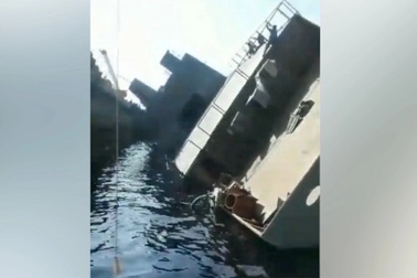 Tàu chiến tối tân của Iran bị đổ nghiêng