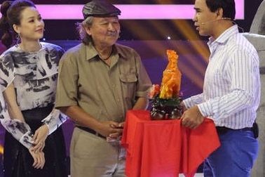 Kinh ngạc trước tài nghệ khắc tượng bằng mút xốp của điêu khắc gia 76 tuổi