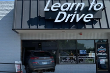 Tình huống hi hữu giáo viên tập sự đâm sập cửa trung tâm dạy lái