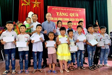 Hàng trăm triệu đồng giúp đỡ gia đình chính sách nhân dịp 27/7