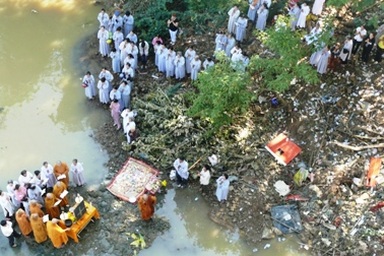 Cầu siêu cho 34 nạn nhân thiệt mạng trên dòng Sêrêpốk