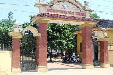 Trường học “mượn” tiền học sinh để...  đạt chuẩn