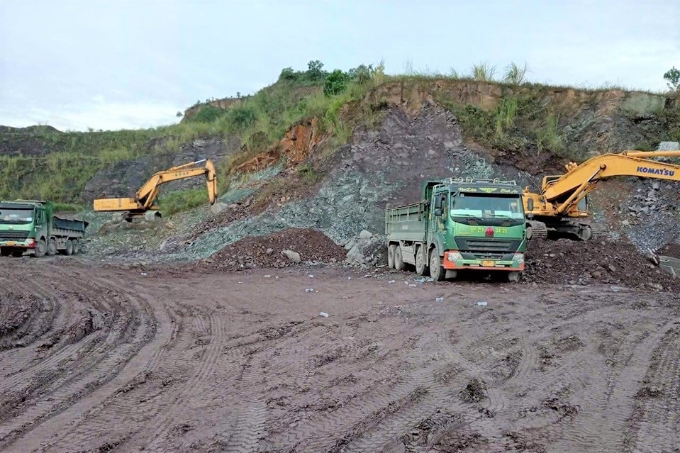 ចោរប្លន់ដីដាក់របាំងមុខក្នុងឡាន ពេលប៉ូលីសចាប់បានដៃក្រហម - ១ Đất tặc cố thủ trên ô tô khi bị công an bắt quả tang - 1