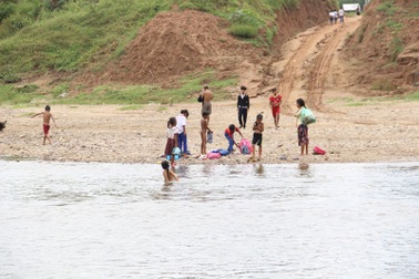 Nhói lòng trước cảnh học sinh vùng cao vượt sông tìm chữ