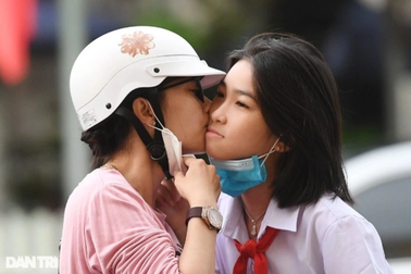 Phụ huynh miền Tây ôm hôn, động viên con trong ngày khai giảng năm học mới