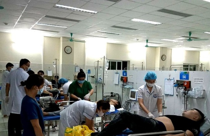 Các bệnh nhân được lực lượng Y tế cấp cứu sau khi ăn lẩu. Ảnh: L.D