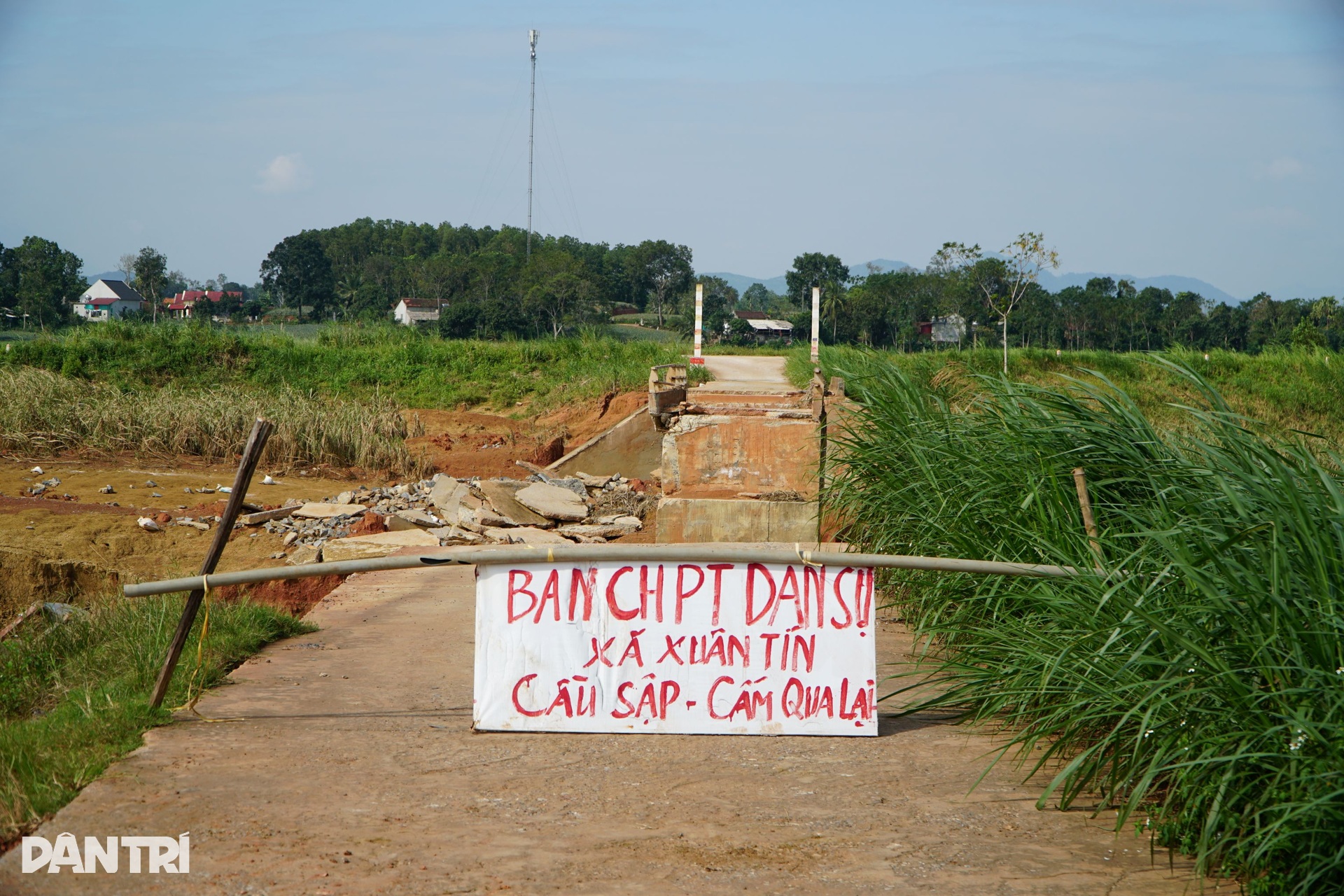 Cầu sập sau bão, dân dựng cầu khỉ để qua lại, học sinh đi vòng hơn 10km - 10 Cầu sập sau bão, dân dựng cầu khỉ để qua lại, học sinh đi vòng hơn 10km - 10