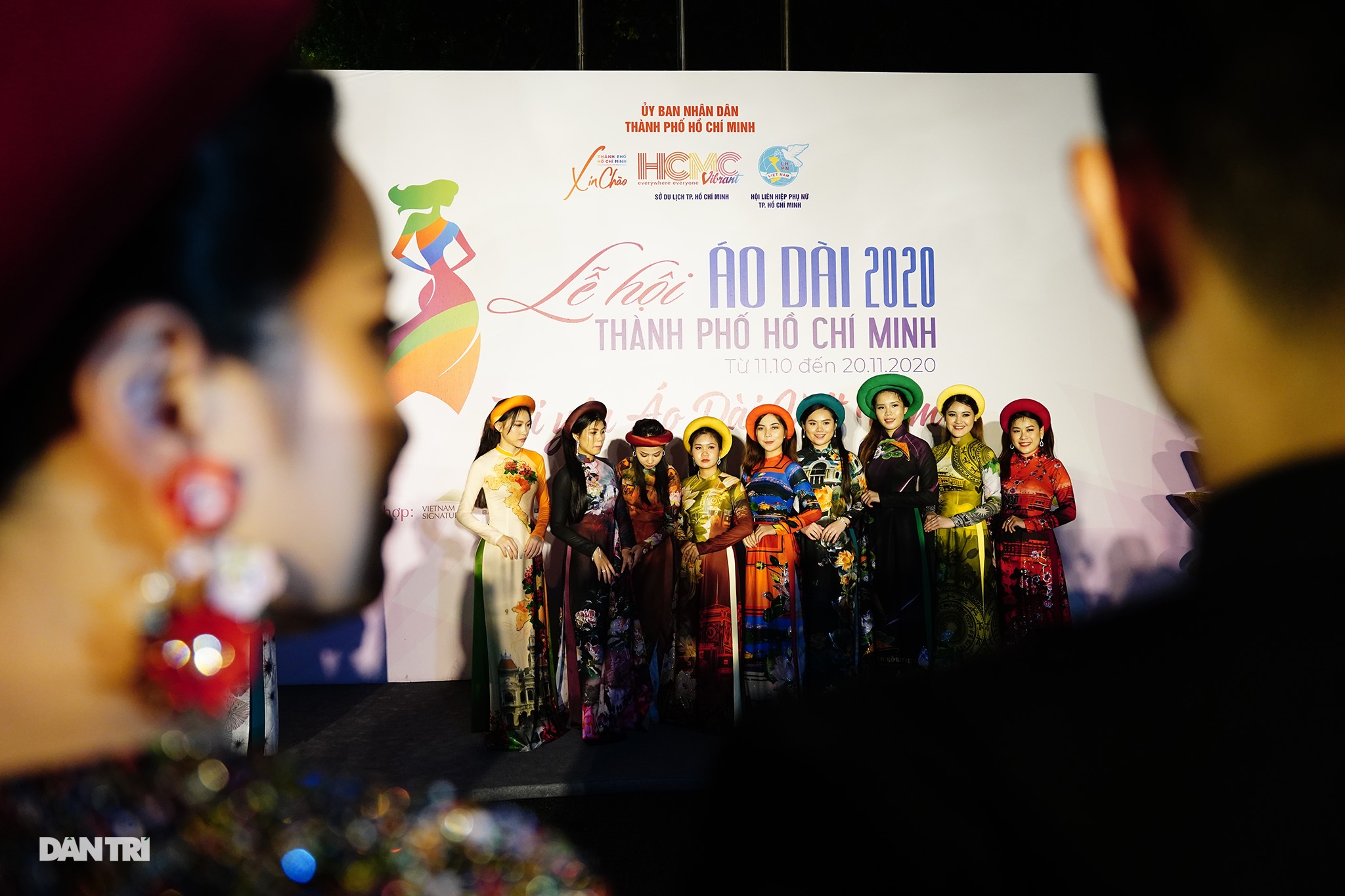 Khác lạ hình ảnh phố đi bộ, chợ Bến Thành, Thủ Thiêm… trên tà áo dài - 24