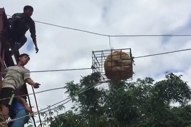 Xem cảnh hàng cứu trợ “đu dây” đến với bà con vùng lũ