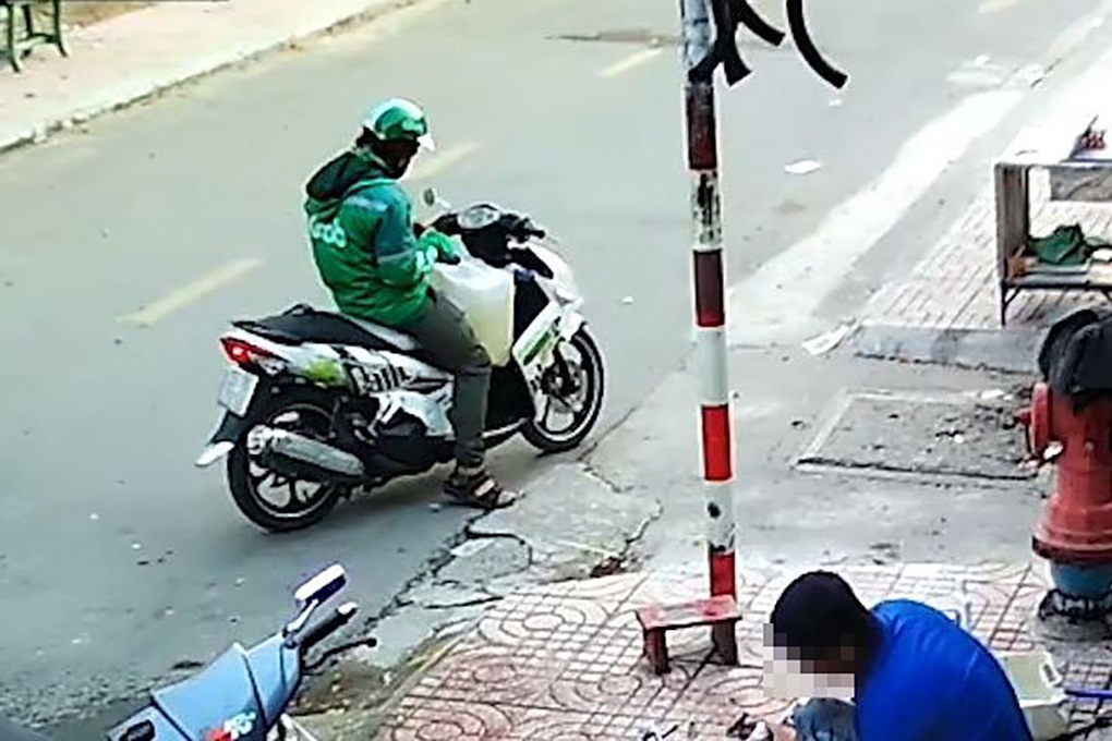 Vụ 3 người ở TPHCM tử vong: Camera ghi hình nghi phạm chở xăng đi phóng hỏa - 1 Vụ 3 người ở TPHCM tử vong: Camera ghi hình nghi phạm chở xăng đi phóng hỏa - 1