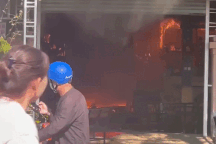 Quán cà phê bốc cháy, nữ chủ quán chạy ra ngoài cầu cứu