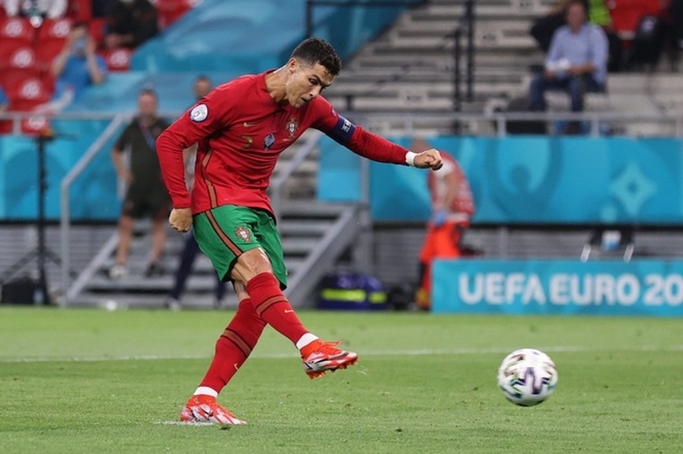 C.Ronaldo bị ném nguyên chai nước ngọt khi ăn mừng bàn thắng - 1 C.Ronaldo bị ném nguyên chai nước ngọt khi ăn mừng bàn thắng - 1