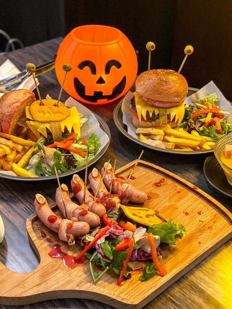 Đồ ăn bàn tay rướm máu, ếch lồi mắt kinh dị cháy hàng mùa Halloween - 4