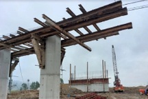 Rơi từ cần cẩu cao hàng chục mét, nam công nhân tử vong