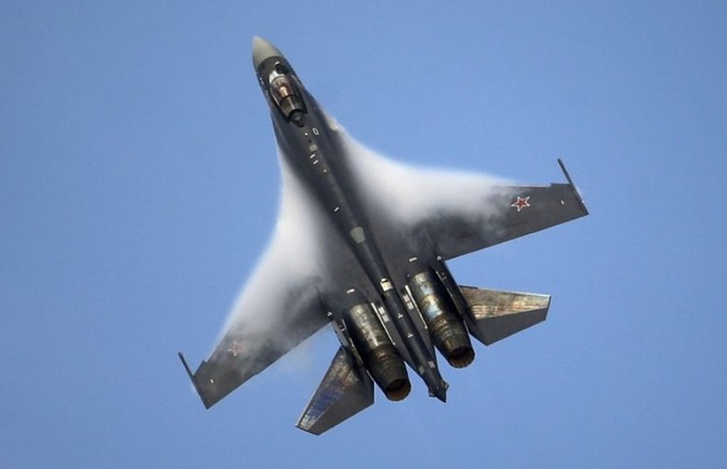 Nga điều tiêm kích Su-35 chặn 2 pháo đài bay của Mỹ ở biển Baltic - 1 Nga điều tiêm kích Su-35 chặn 2 pháo đài bay của Mỹ ở biển Baltic - 1