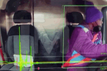 Hình ảnh ghi từ bên trong chiếc xe van bị tàu hỏa xé rách đôi