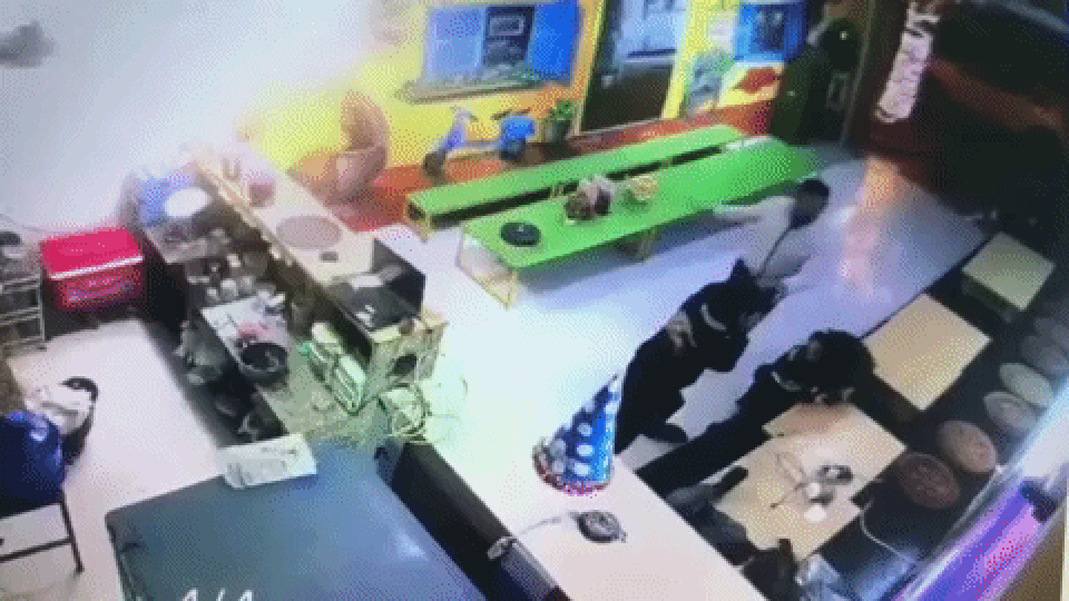 Hai người đàn ông hành hung một phụ nữ vì bị chửi khi không trả nợ? - 2 Hai người đàn ông hành hung một phụ nữ vì bị chửi khi không trả nợ? - 2