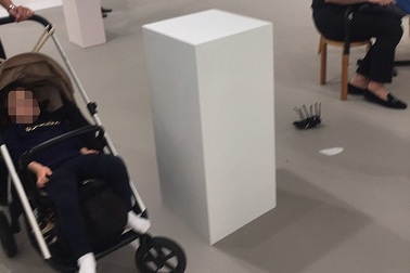 Người mẹ suýt khóc vì em bé làm rơi tác phẩm trị giá hơn 1 tỷ đồng