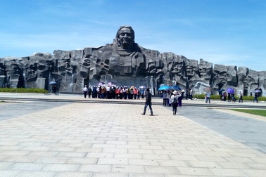 Hàng nghìn du khách tham quan làng bích họa Tam Thanh