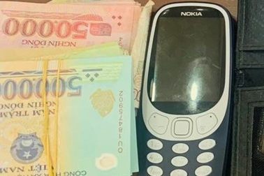 Hành khách "đãng trí" bỏ quên chiếc túi đựng nhiều tiền trên máy bay