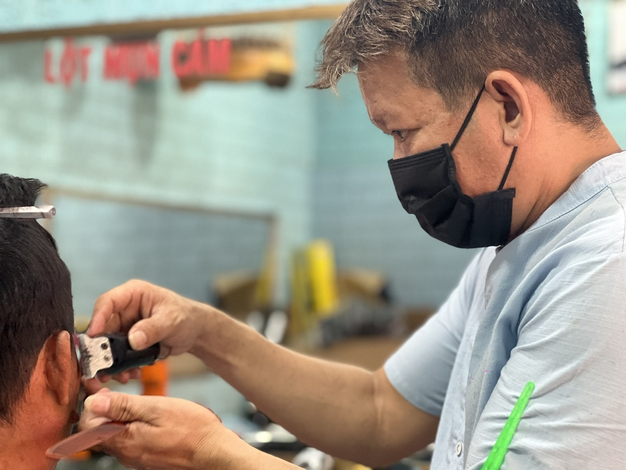 កម្មករកាន់ក្បាលបុរសម្នាក់ទៀតយំ ពេលអនុប្រធានស្រែកថា កាត់វាចោល! - ៣ Thợ nắm đầu người khác phát khóc khi Phó giám đốc hô lớn: Cắt cụt lên! - 3