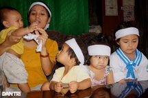 Xót thương 4 đứa trẻ đầu chít khăn tang gọi tên cha trong vô vọng!