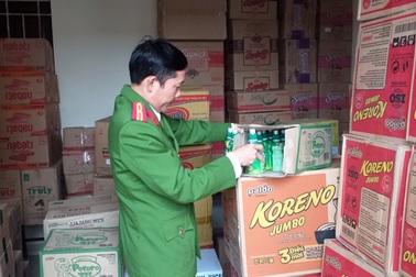 Thu giữ lượng lớn bánh kẹo, nước ép trái cây không rõ nguồn gốc