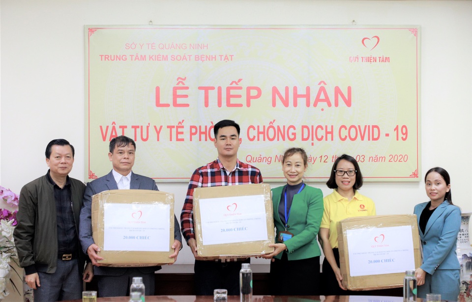 Quỹ thiện tâm (Vingroup) trao tặng 140.000 chiếc khẩu trang cho người dân 7 tỉnh biên giới - 1 Quỹ thiện tâm (Vingroup) trao tặng 140.000 chiếc khẩu trang cho người dân 7 tỉnh biên giới - 1