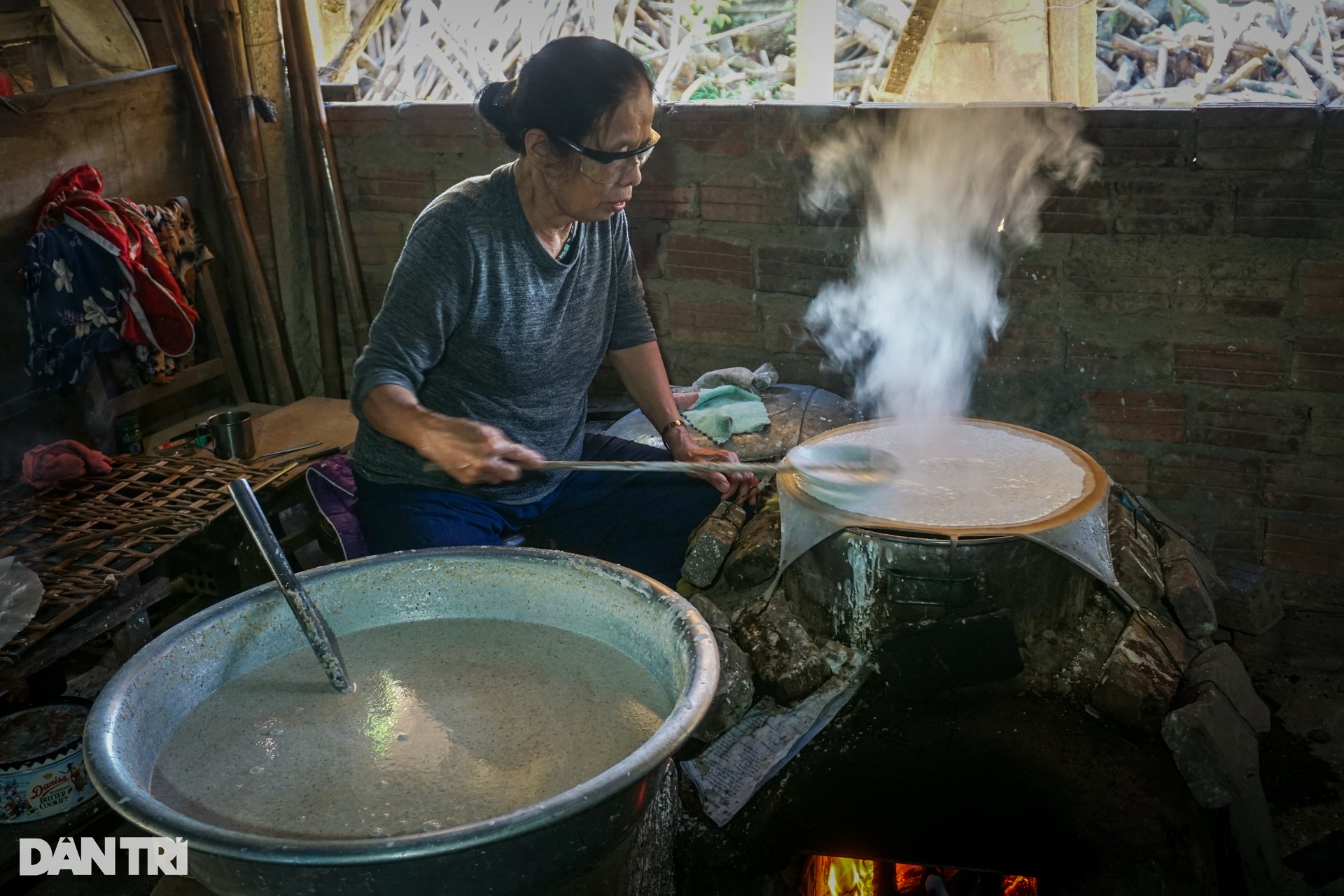 Ngày đêm làm thứ bánh trứ danh, ra lò bao nhiêu bán hết bấy nhiêu - 1