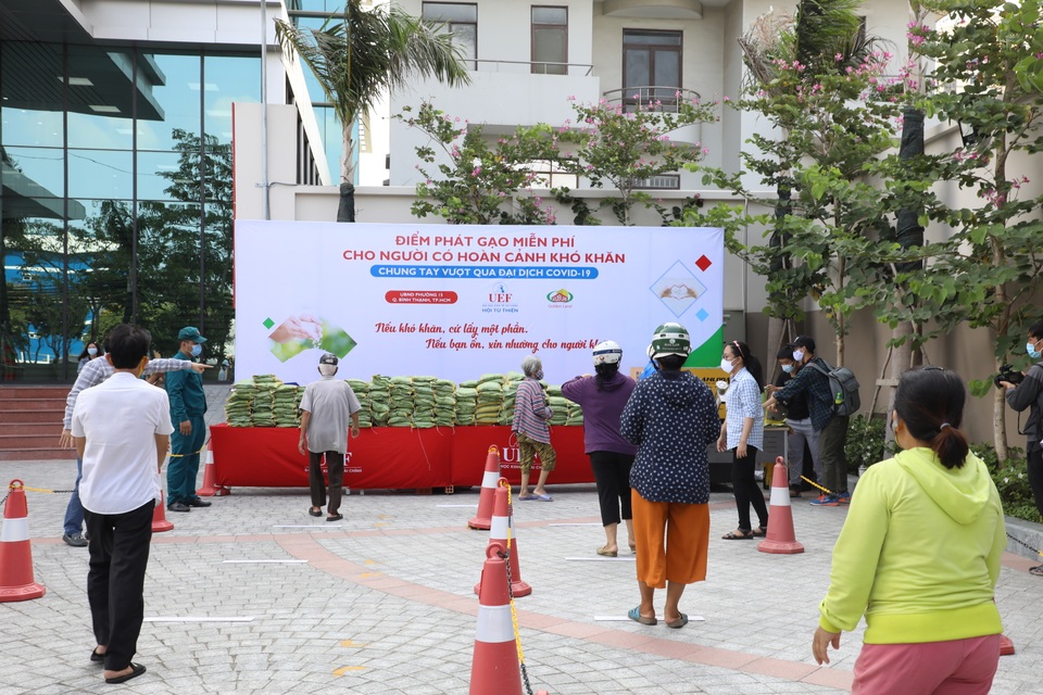 Trường đại học chung tay giúp 4.000 người nghèo qua “ATM gạo” miễn phí - 1 Trường đại học chung tay giúp 4.000 người nghèo qua “ATM gạo” miễn phí - 1