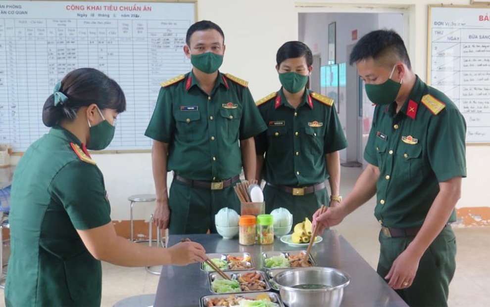 Thượng úy quân đội bất chấp hiểm nguy nhảy sông cứu cô gái bị đuối nước - 3 Thượng úy quân đội bất chấp hiểm nguy nhảy sông cứu cô gái bị đuối nước - 3